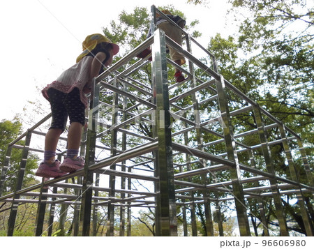 ジャングルジムを登る子供 公園の遊具 屋外遊び 幼児の成長 運動能力 ジャングルジムを登る子供 公園の遊具 屋外遊び 幼児の成長 運動能力 96606980