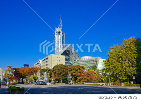 富山市役所と紅葉 96607975