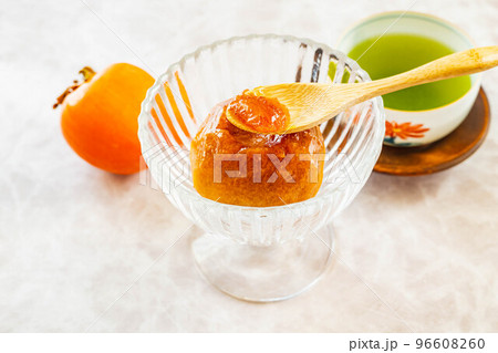 スプーンですくって食べる冷凍柿 96608260