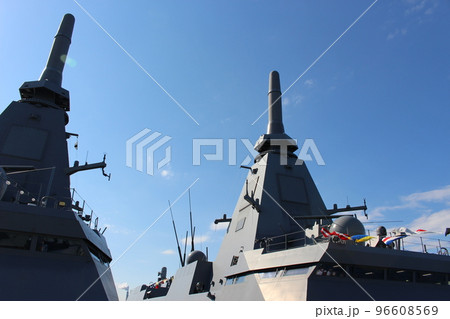 護衛艦「もがみ」左と「くまの」右 護衛艦「もがみ」左と「くまの」右 96608569