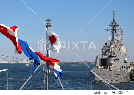 国旗と護衛艦「あたご」 96608575