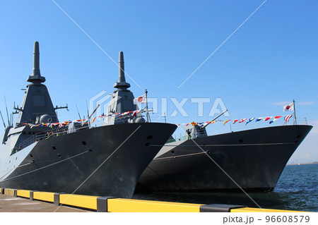 護衛艦「もがみ」左と「くまの」右 96608579