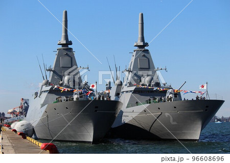 護衛艦「もがみ」と「くまの」 護衛艦「もがみ」と「くまの」 96608696