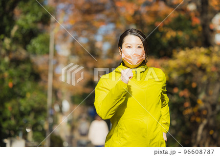 ランニングする女性　冬 96608787