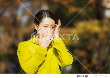 ランニングする女性　冬 96608808