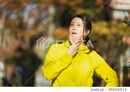 ランニングする女性 冬 ランニングする女性 冬 96608814