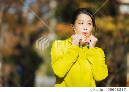 ランニングする女性　冬 96608817