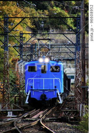 紅葉の秩父路… 貨物列車の牽引に大活躍する電気機関車 96608952