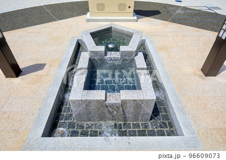 岐阜県大垣市　大垣市役所横の丸の内公園に湧き出る地下水 96609073