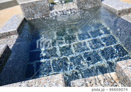 岐阜県大垣市　大垣市役所横の丸の内公園に湧き出る地下水 96609074