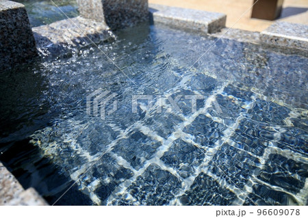 岐阜県大垣市　大垣市役所横の丸の内公園に湧き出る地下水 96609078