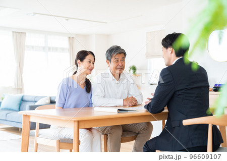 訪問営業を受ける夫婦 96609107