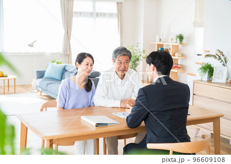 訪問営業を受ける夫婦 訪問営業を受ける夫婦 96609108