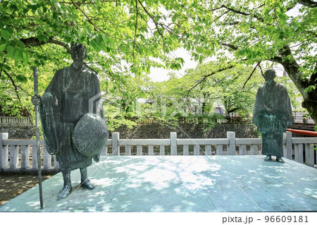岐阜県大垣市 奥の細道結びの地 舟町川湊跡の松尾芭蕉と曾良の銅像 岐阜県大垣市 奥の細道結びの地 舟町川湊跡の松尾芭蕉と曾良の銅像 96609181
