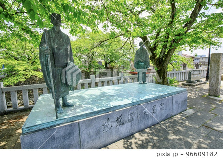 岐阜県大垣市　奥の細道結びの地　舟町川湊跡の松尾芭蕉と曾良の銅像 96609182