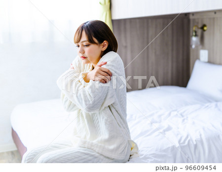 パジャマを着た女性 96609454