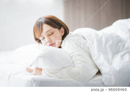 パジャマを着た女性 パジャマを着た女性 96609460
