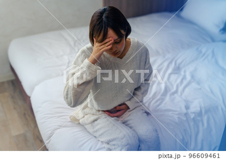 パジャマを着た女性 パジャマを着た女性 96609461