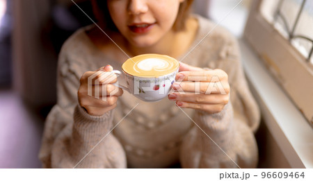 カフェで過ごすかわいい女性 カフェで過ごすかわいい女性 96609464