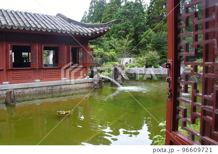 いちき串木野市の中国風庭園「冠嶽園」の園内の風景 96609721