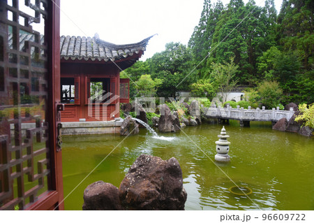 いちき串木野市の中国風庭園「冠嶽園」の園内の風景 96609722