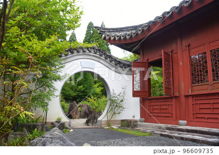 いちき串木野市の中国風庭園「冠嶽園」の入り口 96609735