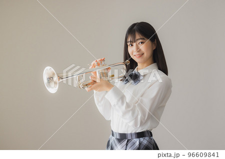 トランペットを持つ女子高生　 96609841