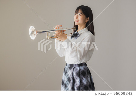 トランペットを持つ女子高生　 96609842