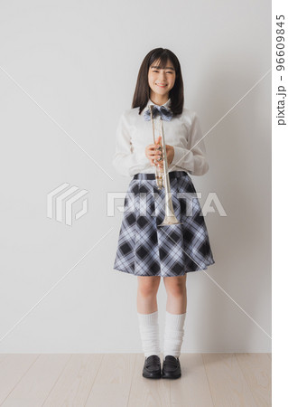 トランペットを持つ女子高生 トランペットを持つ女子高生 96609845