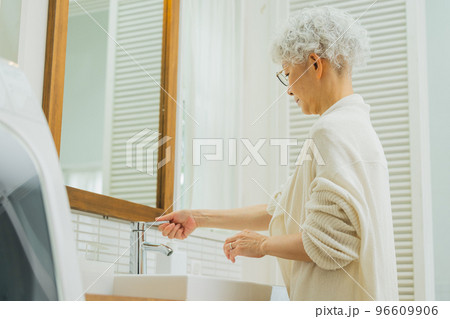 ライフスタイル　シルバーヘアの女性 96609906