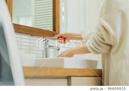 ライフスタイル　シルバーヘアの女性 96609910