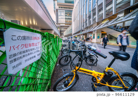 日本の東京都市景観 渋谷駅(渋谷スクランブルスクエア)前の放置自転車 日本の東京都市景観 渋谷駅(渋谷スクランブルスクエア)前の放置自転車 96611129