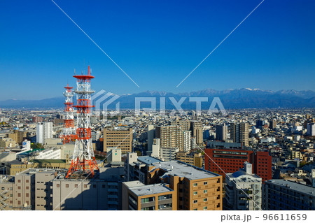 富山市役所展望塔より冠雪の立山連峰方面を望む 96611659