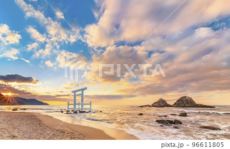 [九州・糸島市] 桜井二見ヶ浦夫婦岩の鳥居の水平線に沈むサンセット風景。 96611805