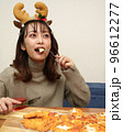 クリスマスに頬張る女 96612277