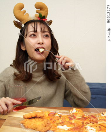 クリスマスに頬張る女 96612277