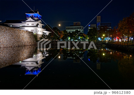 富山城と濠に映える景観　夜景　ほぼ満月　442年ぶり天体ショーの翌夜 96612380