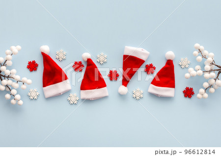 Santa Claus hats and snowflakes 96612814
