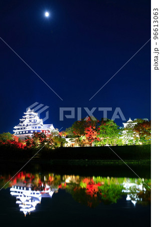 【岡山県】紅葉ライトアップで川面に映える岡山城（令和の大改修後） 96613063