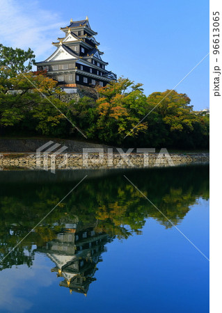 【岡山県】川面に映える岡山城の紅葉(令和の大改修後) 【岡山県】川面に映える岡山城の紅葉(令和の大改修後) 96613065