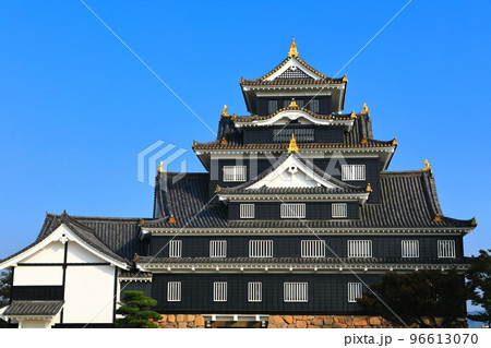 【岡山県】快晴の岡山城(令和の大改修後) 【岡山県】快晴の岡山城(令和の大改修後) 96613070