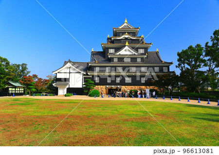 【岡山県】快晴の岡山城(令和の大改修後) 【岡山県】快晴の岡山城(令和の大改修後) 96613081