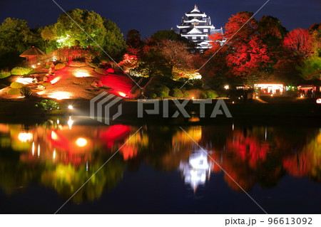 【岡山県】シンメトリーな秋の幻想庭園の後楽園と岡山城（令和の大改修後） 96613092