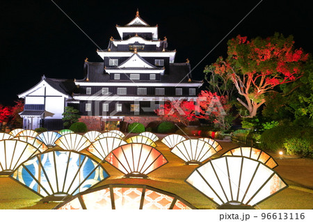 【岡山県】岡山城と扇のライトアップ（令和の大改修後） 96613116