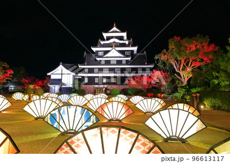 【岡山県】岡山城と扇のライトアップ(令和の大改修後) 【岡山県】岡山城と扇のライトアップ(令和の大改修後) 96613117