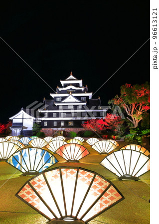 【岡山県】岡山城と扇のライトアップ(令和の大改修後) 【岡山県】岡山城と扇のライトアップ(令和の大改修後) 96613121