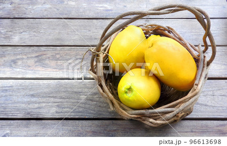 香りの良いカリンの収穫写真 96613698