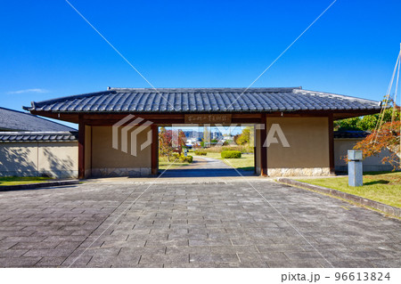 富山水墨美術館 門と入口と紅葉 富山水墨美術館 門と入口と紅葉 96613824