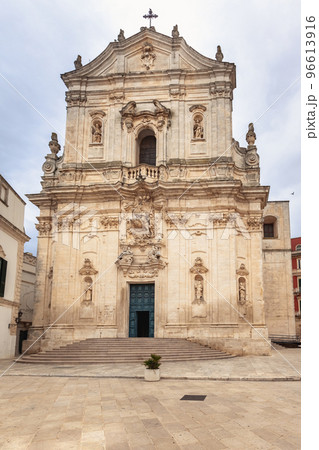 View of the Basilica of San Martino in Baroque architecture in Piazza Plebiscito, Martina Franca. 96613916