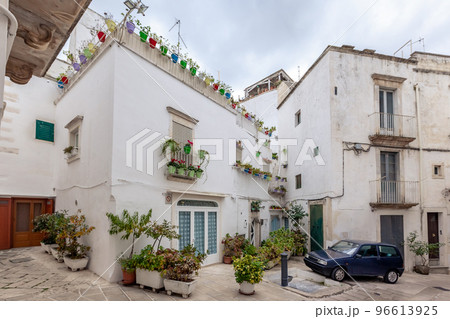View of the old town of Martina Franca with a beautiful houses painted in white. 96613925